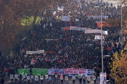 130138_manifestation-des-etudiants-a-santiago-le-16-juin-2011